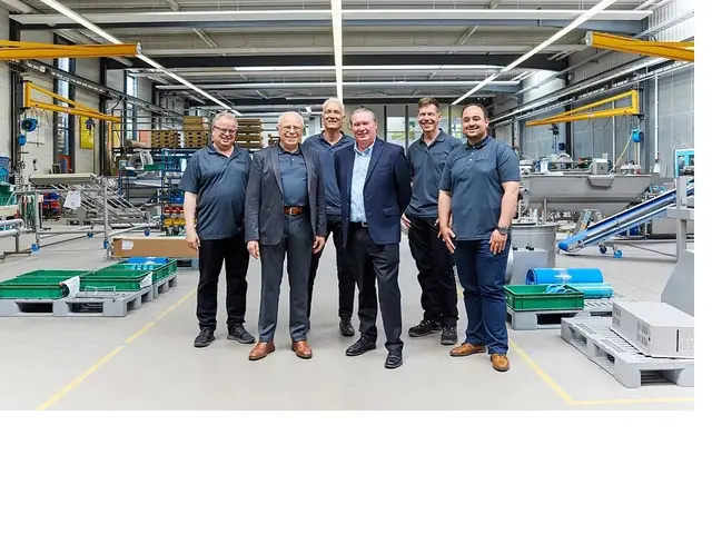 Alan Major, Chief Sales Officer und Vorstandsmitglied von Urschel (3. v. r.), und die vier geschäftsführenden KRONEN-Gesellschafter (von links nach rechts), Stephan Zillgith, Rudolf Hans Zillgith, Johannes Günther und Eric Lefebvre, sowie Wissam Badr, Leiter Controlling, bei der Verkündung der Partnerschaft, die ab 29. April 2025 in Kraft trat. | Foto: Kronen