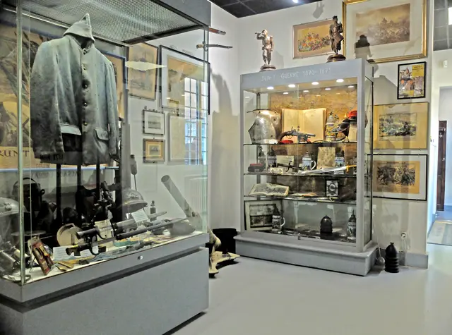 Die ersten Vitrinen im vorderen Eingangsbereich. Ganz vorne Ausstellungsstücke, die aus der Zeit des deutsch-französischen Krieges 1870–1871 stammen.  | Foto: Alfred Schramm