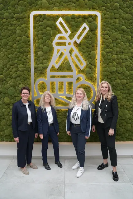 Zeigte sich begeistert von der hohen Qualität der Ausbildung bei der Koehler-Gruppe: Theresia Urschel-Denzer, Vorsitzende der Geschäftsführung Agentur für Arbeit Offenburg (2. v. l.), zusammen mit Sandra Schmidt, Pressesprecherin Agentur für Arbeit Offenburg (2. v. r.), im Austausch mit Elke Renz, Bereichsleiterin Personal und Recht Koehler-Gruppe (rechts) sowie Simone Wölfle, Leiterin Aus- und Weiterbildung Koehler-Gruppe (links). | Foto: Koehler-Gruppe