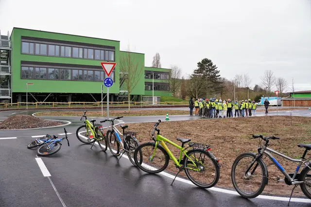 Die ersten Schüler üben bereits auf dem neuen Verkehrsübungsplatz zwischen dem Hans-Furler-Gymnasium und dem Renchdamm in Oberkirch. | Foto: Denise Burkart/Stadt Oberkirch