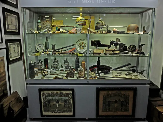 Eine von vielen Vitrinen. Hier mit Reservistenkrügen, Helmen und Waffen verschiedener Art.  | Foto: Alfred Schramm