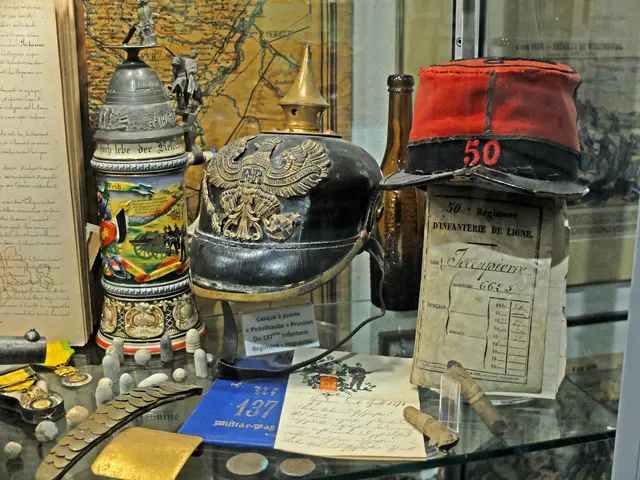 Einer von mehreren Reservistenkrügen, die preußische Pickelhaube und ein rotes Képi der französischen Infanterie.  | Foto: Alfred Schramm