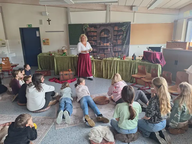Märchenerzählerin Katrin Bamberg zog mit ihren spannenden und einfühlsamen Geschichten die Grundschüler der Georg-Schöner-Schule in ihren Bann. | Foto: Georg-Schöner-Schule Steinach