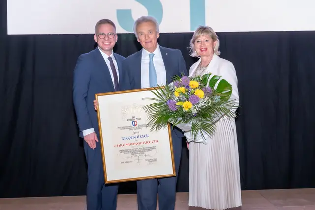 Bürgermeister Dr. Kai-Achim Klare (links) mit Jürgen und Mauritia Mack | Foto: Europa-Park