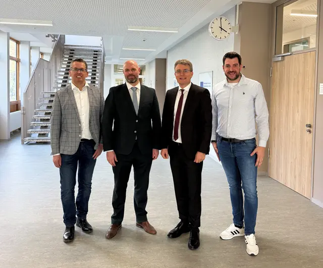 Landrat Thorsten Erny (2. v. r.) mit Amtsleiter Julian Siefert (rechts), Thorsten Reith (stellvertretender Schulleiter, links) und Josef Stoiber (2. v. l.), Leiter der Beruflichen Schulen Kehl, bei der Besichtigung des sanierten Gebäudeteils H | Foto: Landratsamt Ortenaukreis