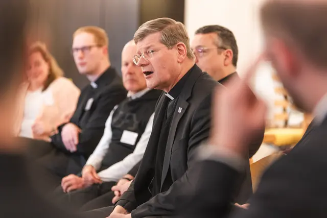 Erzbischof Stephan Burger beim Austausch mit den Mitarbeitern der neuen Pfarrei Offenburg Heilig Kreuz. | Foto: Erzdiözese Freiburg