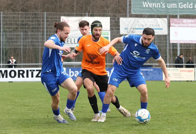 Der SV Oberachern (blaues Trikot) hatte im badischen Derby das Nachsehen gegen Pforzheim. | Foto: FS