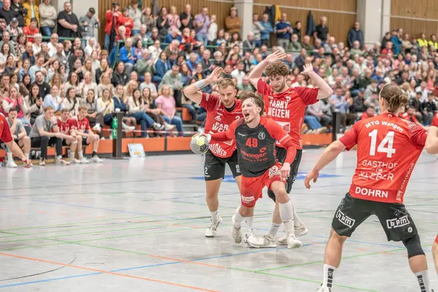 So wie Ajdin Alkic (schwarzes Trikot) wird die HSG am Samstag kämpfen. | Foto: Arbogast