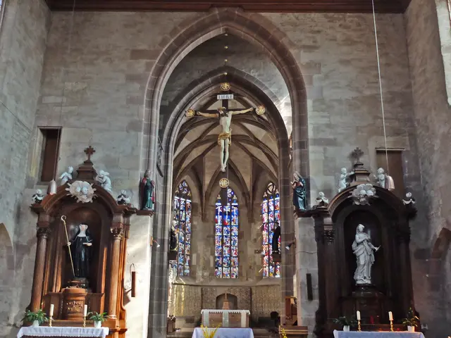 Eine Besichtigung des Kircheninneren mit seinem Chor, den Fresken, sowie Statuen aus dem 15. Jahrhundert, Mönchsstühlen und kostbaren Glasfenstern sollte man sich vornehmen.
 | Foto: Alfred Schramm