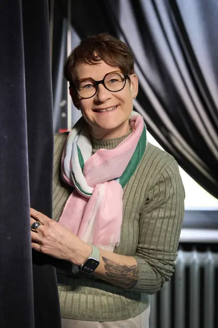 Im Beruf ist Eveline Schneider heute Schulsekretärin und kann gut organisieren. Ein Talent, das ihr als Vorsitzende des Illenau Theaters zugute kommt. Vor allem steht sie selbst gerne auf der Bühne und hat bereits auch Regie geführt. | Foto: Michael Bode