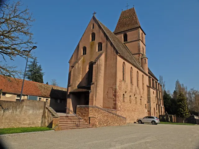 Die Abteikirche Sainte-Walburge gehörte einst zum Benediktiner-Kloster Sankt Walburga im elsässischen Walbourg. Das Kloster wurde zum Wechsel des 11. zum 12. Jahrhundert gegründet und 1790 aufgelöst. 

Bei der Kirche befindet sich der Parkplatz für die Besucher des Musée Mémorial Walbourg. | Foto: Alfred Schramm