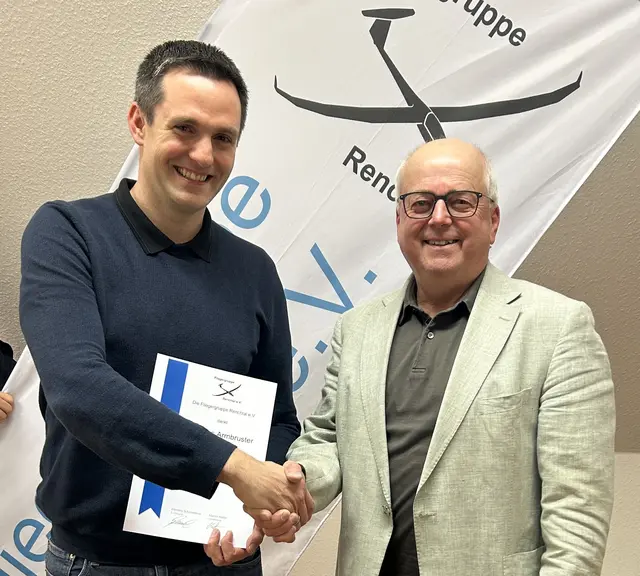 Klemens Schmiederer (rechts) gratuliert Matthias Armbruster