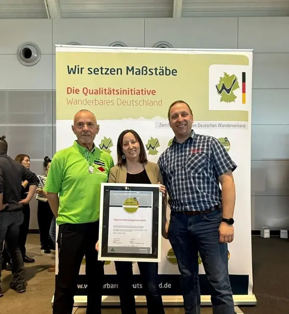 Dieter Ringwald (Schwarzwaldverein) Diana Kebaier (Stadt Ettenheim - Tourismus) Roland Weber-Kirn (Stadt Ettenheim - Bauhof) mit der Urkunde | Foto: Stadt Ettenheim