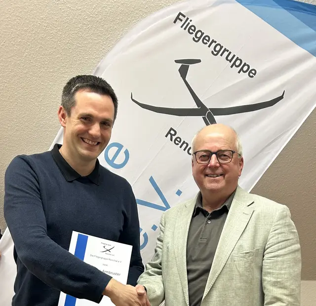 Klemens Schmiederer (rechts) gratuliert Matthias Armbruster