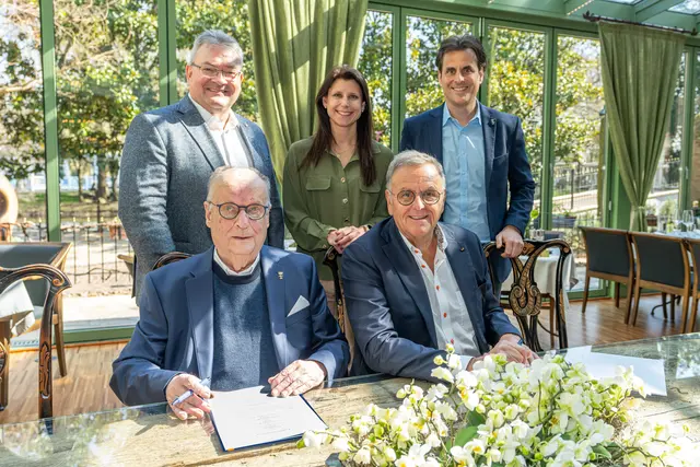 Zur Vertragsunterzeichnung kamen Oliver Braun, geschäftsführender Gesellschafter Brauwerk Baden, Michael Nitze, Beiratvorsitzender Brauwerk Baden, Ann-Kathrin Mack, geschäftsführende Gesellschafterin Europa-Park, Roland Mack, Inhaber Europa-Park, und Thomas Mack, geschäftsführender Gesellschafter Europa-Park, zusammen. | Foto: Europa-Park