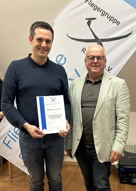 Zweiter Vorsitzender Matthias Armbruster erhält vom erstem Vorsitzendem Klemens Schmiederer die Urkunde.