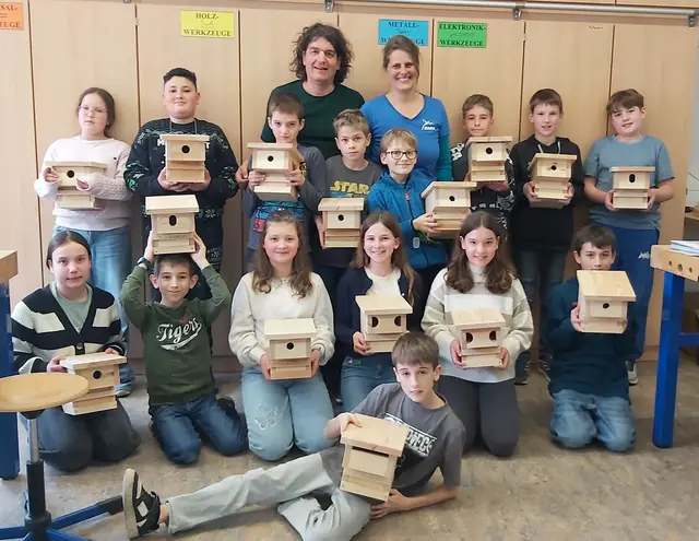 Die Schüler mir ihren selbstgebauten Nistkästen | Foto: Grimmelshausenschule Renchen