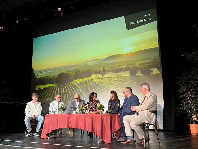 Tischrunde zum Themenblock "Vertrauen, Verantwortung, Demokratie" von links: Leon Welsch, Projekt "Be a blue citizen", CSG Lahr, OB Markus Ibert, Heinz Siebold, Forum Demokratie e.V., Moderatorin Larissa Bothor, Susanne Steudten, Leiterin Polizeirevier Lahr, Bürgermeister Guido Schöneboom, Bürgermeister Tilman Peters | Foto: ag