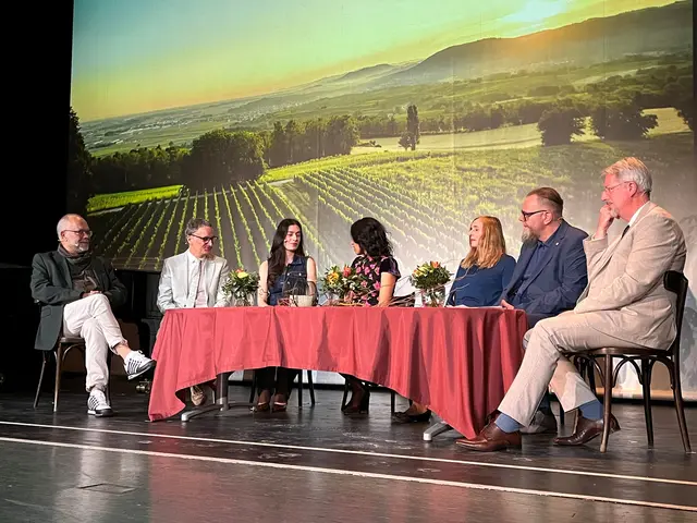 Tischrunde zum Themenblock "Eigeninitiative, Tatkraft, Kultur" von links: Nicolaus Wilhelm, Rockwerkstatt Lahr, OB Markus Ibert, Ela Yasar, Inhaberin Bistro "Wolkenkratzer", Larissa Bothor, Ingrid Schatz, Leiterin Tafel Lahr, Guideo Schöneboom, Tilman Petters | Foto: ag