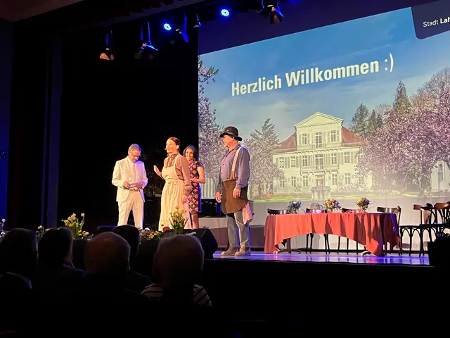 Markus Ibert und Moderatorin Larissa Bothor mit den Stadtführern Sofie &amp; Fritz | Foto: ag