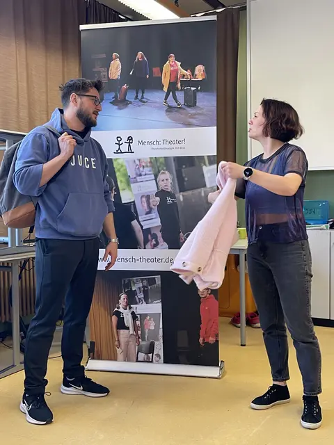 Ist das die passende Kleidung für eine Geburtstagsfeier?