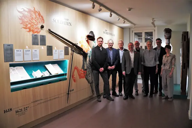 Gemeinsam haben sie die neue Ausstellung möglich gemacht (v.l.n.r.): Dr. Jens Kloster (filamente), Dozent Dieter Martin, Prof. Dr. Peter Heßelmann, Fachbereichsleiter Mathias Benz, Prof. Dr. Thomas Schmidt, Stadtarchivarin Dr. Irmgard Schwanke, Oberbürgermeister Gregor Bühler und Rabea Kaup (filamente).  | Foto: Denise Burkart/Stadt Oberkirch