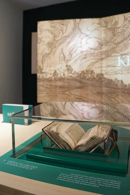 Die Erstausgabe des „Simplicissimus“ – eine Leihgabe der Familie Graf  – zählt zu den zentralen Exponaten der neuen Dauerausstellung.  | Foto: Denise Burkart/Stadt Oberkirch