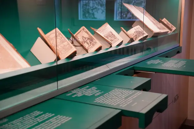 Historische Bücher und interaktive Elemente zeigen die Vielfalt von Grimmelshausens Werk und eröffnen unterschiedliche Zugänge zur Literatur des 17. Jahrhunderts. | Foto: Denise Burkart/Stadt Oberkirch