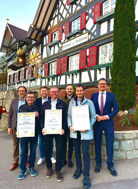 Geschäftsführender Vorstand Georg Börsig (v. l.) und Kellermeister Konrad Mußler (Waldulmer Winzergenossenschaft), Ortsvorsteher Johannes Börsig, Tobias Köninger (Weingut Tobias Köninger), Geschäftsführender Vorstand Dr. Sebastian Hill mit Kellermeister Thomas Hirt (Hex vom Dasenstein) sowie Bürgermeister Stefan Hattenbach | Foto: Gemeinde Kappelrodeck/Jasmin Liebich