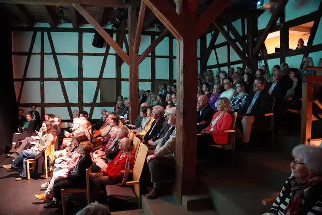 Zahlreiche Gäste aus Kultur, Wissenschaft und Stadtgesellschaft verfolgten die feierliche Eröffnung der neuen Dauerausstellung im Heimat- und Grimmelshausenmuseum.  | Foto: Denise Burkart/Stadt Oberkirch
