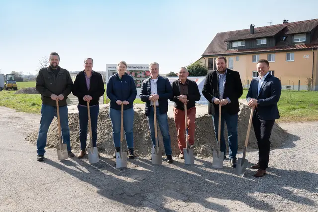 Gemeinsam für die Kronenwiese: Tom Schütt, WeberHaus (v. l.), Dietmar Boos, Ingenieurbüro Boos, Bauamtsleiterin Franziska Reiff, Werner Glaser, WeberHaus, Rainer Lässle, Lässle, Bürgermeister Bodo Lange und Vladimir Masur, KMBB | Foto: WeberHaus