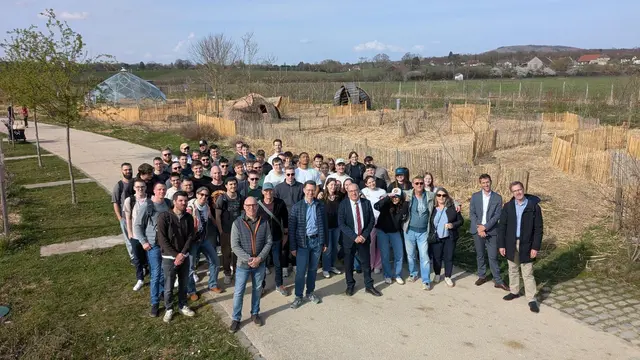 Tolle Zusammenarbeit und gemeinsames Lernen: 27 Schüler der Technikerschule der Gewerblichen Schule Lahr und 14 Technik- und Desingstudenten des Lycée Jacques Duhamel gestalteten und fertigten Ausstellungsstücke für das Gartenfestival in der Saline Royale von Arc-et-Senans.  | Foto: Gewerbliche Schule Lahr