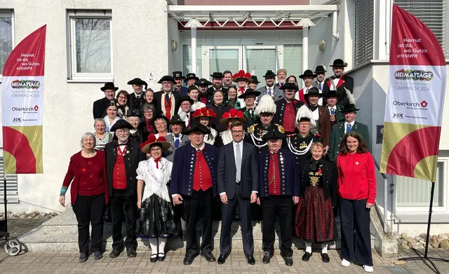 Echte Hingucker in der Oberkircher Innenstadt: Der Landestrachtenverband gemeinsam mit Oberbürgermeister Gregor Bühler.  | Foto: Gabriele Schindler/Stadt Oberkirch