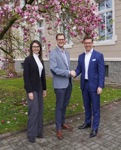Felix Ockenfuß übernimmt künftig die Leitung des Fachbereichs „Bürgerservice und Ordnung“ bei der Stadt Oberkirch. Von links: Clarissa Isele, Felix Ockenfuß und Oberbürgermeister Gregor Bühler | Foto: Tamara Fritsch/Stadt Oberkirch