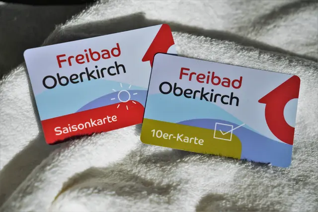 Ab diesem Jahr können Besitzer von Saison- und 10er-Punktekarten neben der digitalen Eintrittskarte auch eine haptische Chipkarte gegen fünf Euro Pfand im Bürgerbüro erwerben. Die Karte ist wiederaufladbar, personalisiert und für mehrere Saisons einsetzbar.  | Foto: Denise Burkart/Stadt Oberkirch