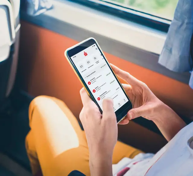 Auch unterwegs behalten Kunden der Sparkasse mit der App ihre Finanzen im Blick.  | Foto: Sparkasse