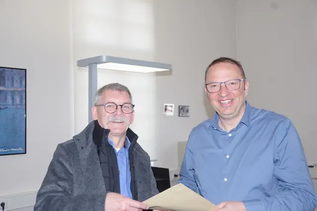 Reinhold Schmidt übergibt seine Bewerbungsunterlagen an den Rheinauer Hauptamtsleiter Thomas Bantel. | Foto: Karen Christeleit