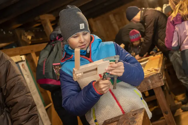 Während der Osterferien in Baden-Württemberg, vom 29. März bis zum 12. April, warten im Schwarzwälder Freilichtmuseum Vogtsbauernhof tägliche Mitmachaktionen auf die jungen Museumsbesucher, darunter der Bau von Karfreitagsrätschen. | Foto: Schwarzwälder Freilichtmuseum Vogtsbauernhof, Hans-Jörg Haas