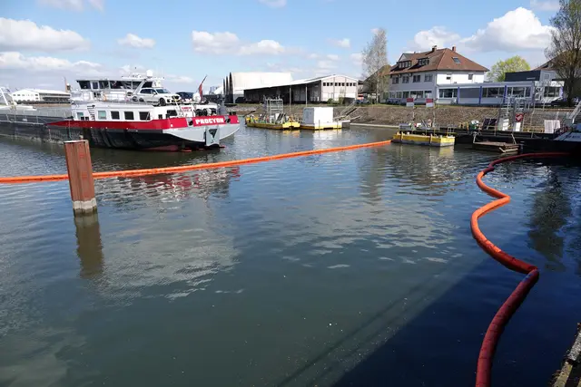 Sollte trotz aller Maßnahmen Öl ins Hafenbecken gelangen, stoppen Schnelleinsatzölsperren seine Ausbreitung. | Foto: Stadt Kehl/Gabriele Dasch