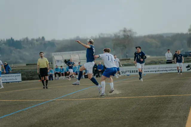 Der SV Niedershopfheim (blaues Trikot) zeigte am Hochrhein Kämpferqualitäten. | Foto: Lena Biegert