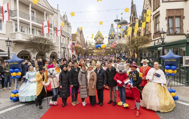 Inhaberfamilie Mack und die Mitarbeiter begrüßen zur Eröffnung des Europa-Parks die Gäste. | Foto: Europa-Park