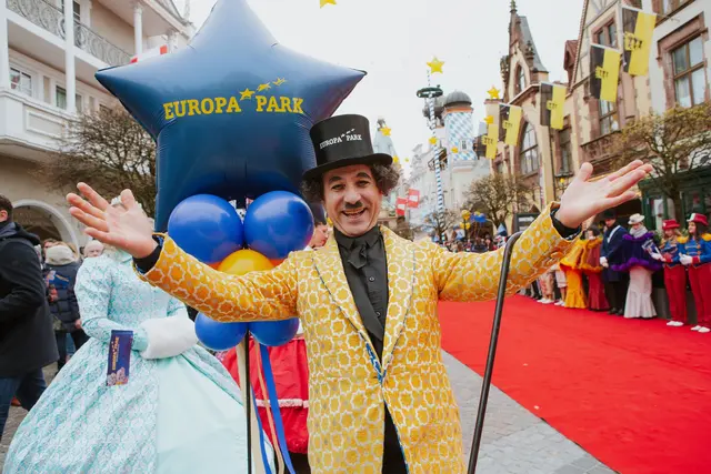 Die Künstler des Europa-Park heißen die Gäste willkommen. | Foto: Europa-Park