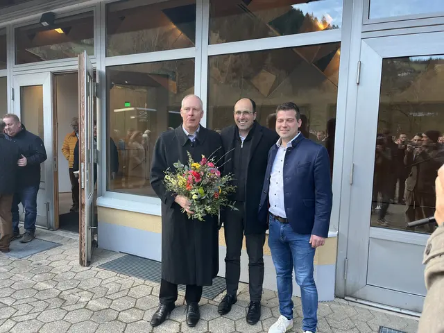 Wahlsieger Meinrad Baumann (Mitte) mit dem stellvertretenden Bürgermeister Pascal Herrmann (r.) und Ehemann | Foto: mak