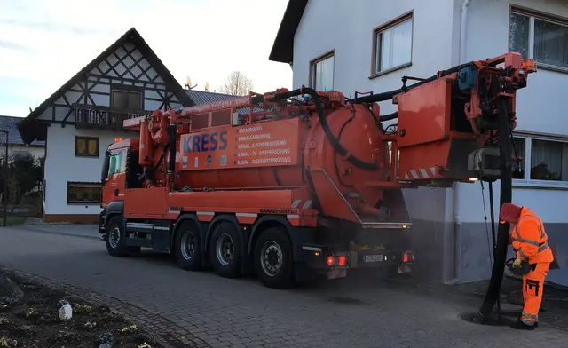 Ein Reinigungsfahrzeug, das zum Spülen der Kanäle vor der Kamerabefahrung eingesetzt wird. | Foto: Stadt Achern