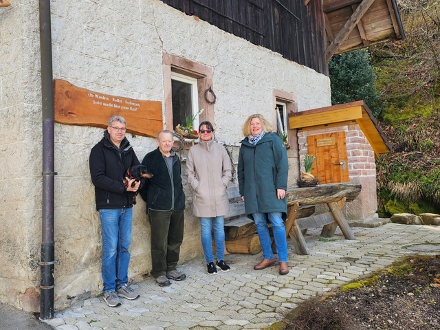 Gastgeber vom Ferienhof Giedensbach Michael Huber (v. l.), Franz Huber
und Marianne Braun mit Gunia Wassmer, Geschäftsführerin der Renchtal Tourismus GmbH | Foto: Renchtal Tourismus GmbH