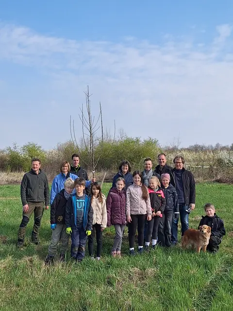 Insgesamt wurden zwölf Hochstammbäume gepflanzt, darunter verschiedene Apfel-, Birnen-, Kirsch- und Walnusssorten. | Foto: Stadt Renchen