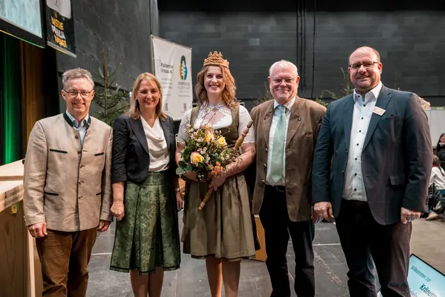Von links: Max Reger (Vorstandsvorsitzender Forst BW), Isabel Kling (Ministerialdirektorin im Ministerium für Ernährung, Ländlichen Raum und Verbraucherschutz), Franziska Waselikowski (10. Waldkönigin Baden-Württemberg), Hermann Eberhardt (Landesvorsitzender SDW BW), Jerg Hilt (Geschäftsführer Forstkammer Baden-Würtemberg) nach der Krönung | Foto: Schutzgemeinschaft Deutscher Wald BW