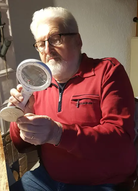 Münzkundler Peter Freund bei der Bewertung historischer Schätze. ( | Foto: Sparkasse Offenburg/Ortenau