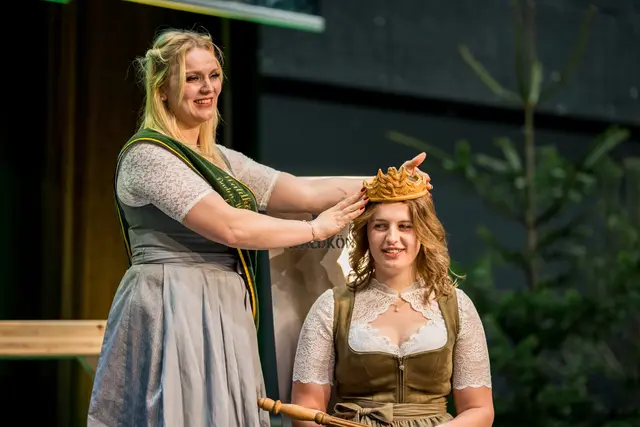 Leonie Betz krönt ihre Nachfolgerin Franziska Waselikowski zur 10. Waldkönigin Baden-Württemberg.
 | Foto: Schutzgemeinschaft Deutscher Wald BW