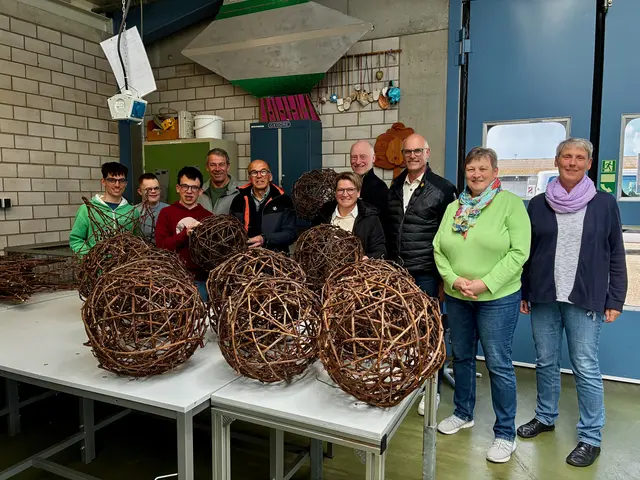 Ein Hauch Adventsstimmung kam bei der Übergabe der Rebkugeln und -sterne in der Albert-Schweitzer-Werkstätte auf. | Foto: Katharina Reich/Lebenshife Offenburg-Oberkirch-Lahr e.V.